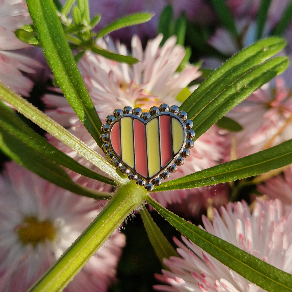 Pin's cœur rayé