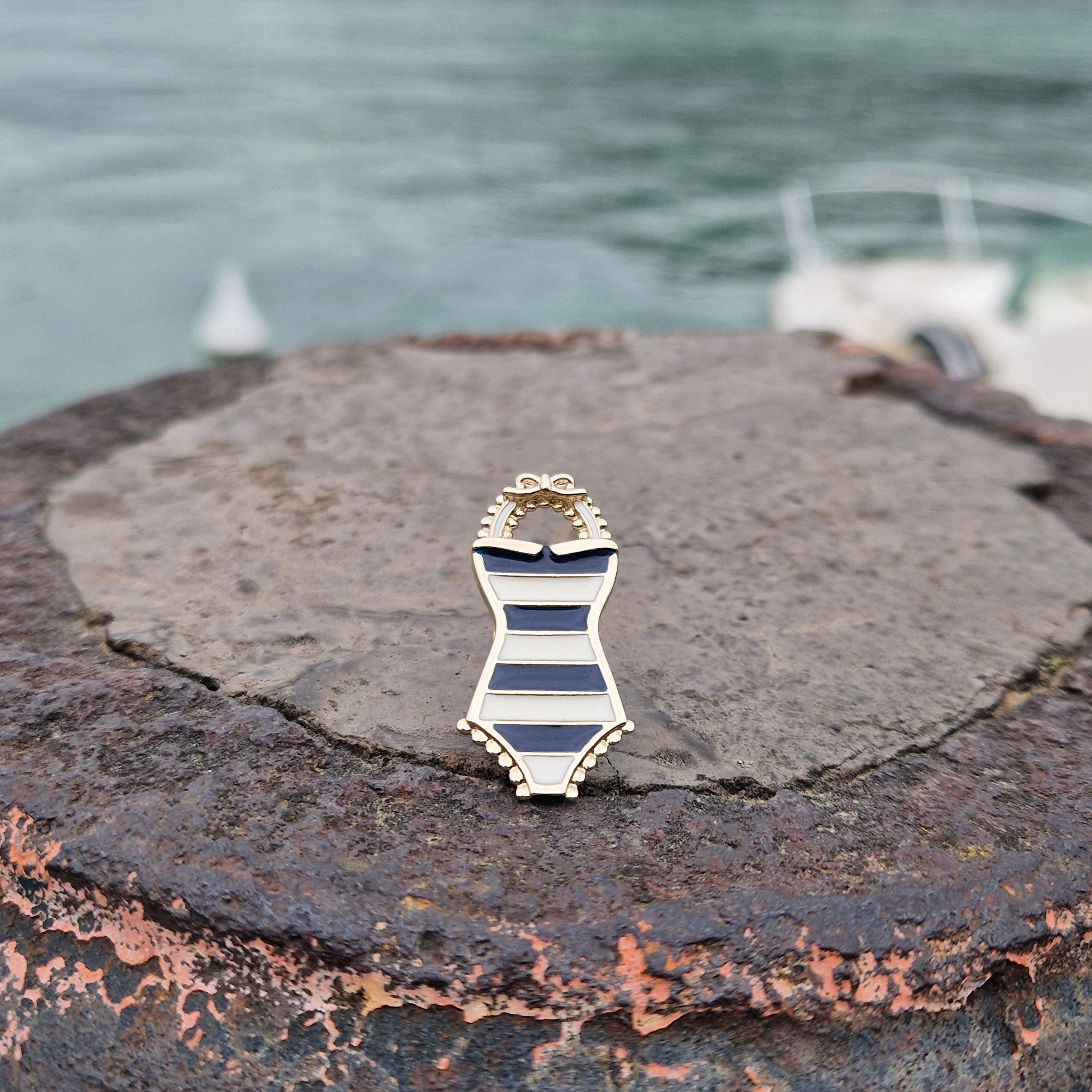 Pin's maillot de bain rayé