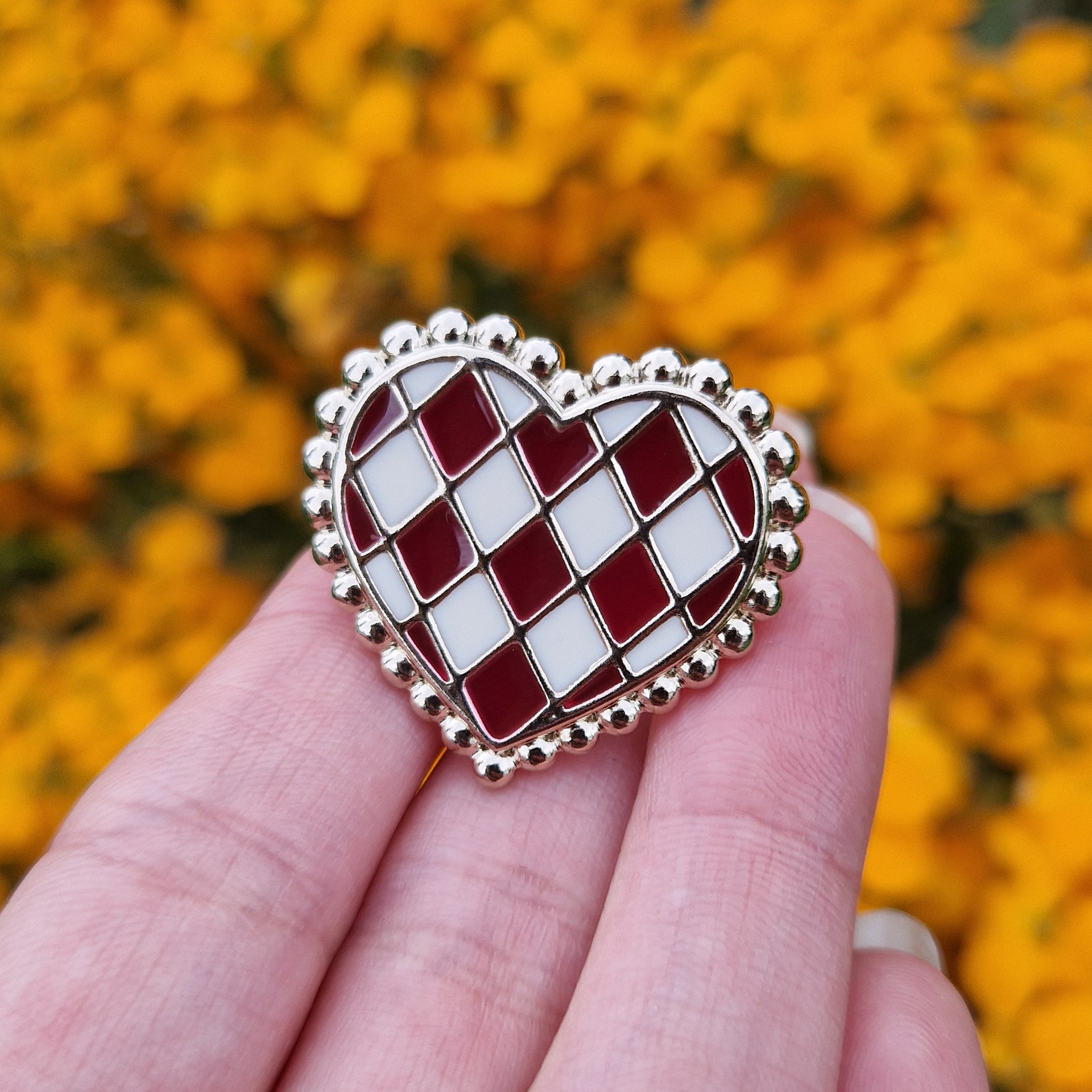 Pin's cœur damier