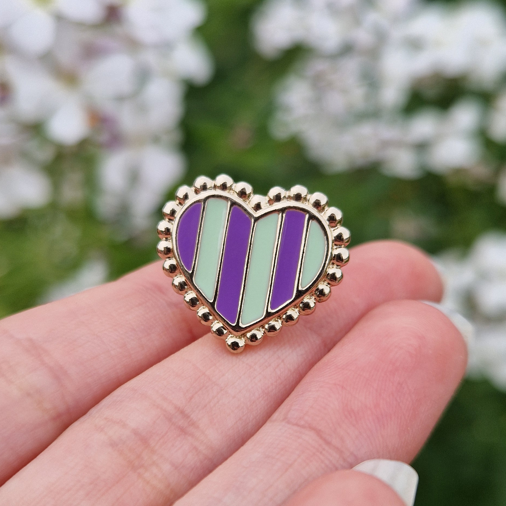 Pin's cœur rayé