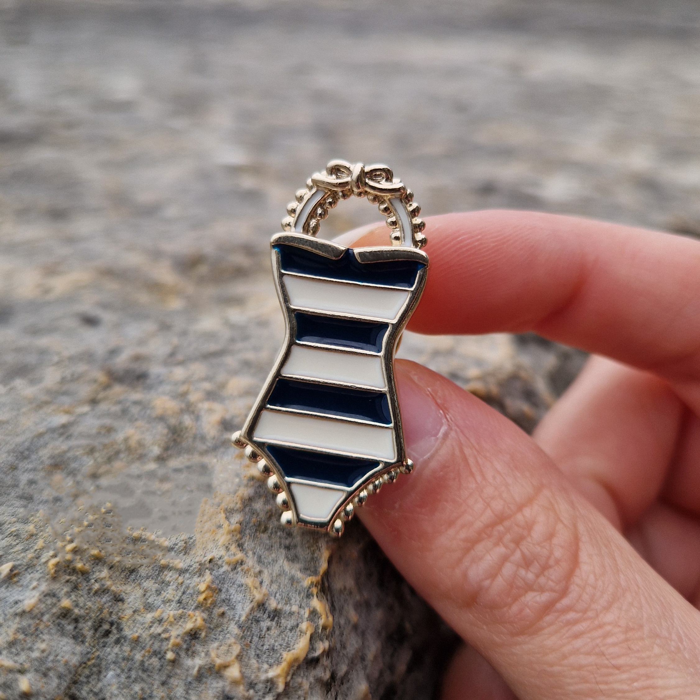 Pin's maillot de bain rayé