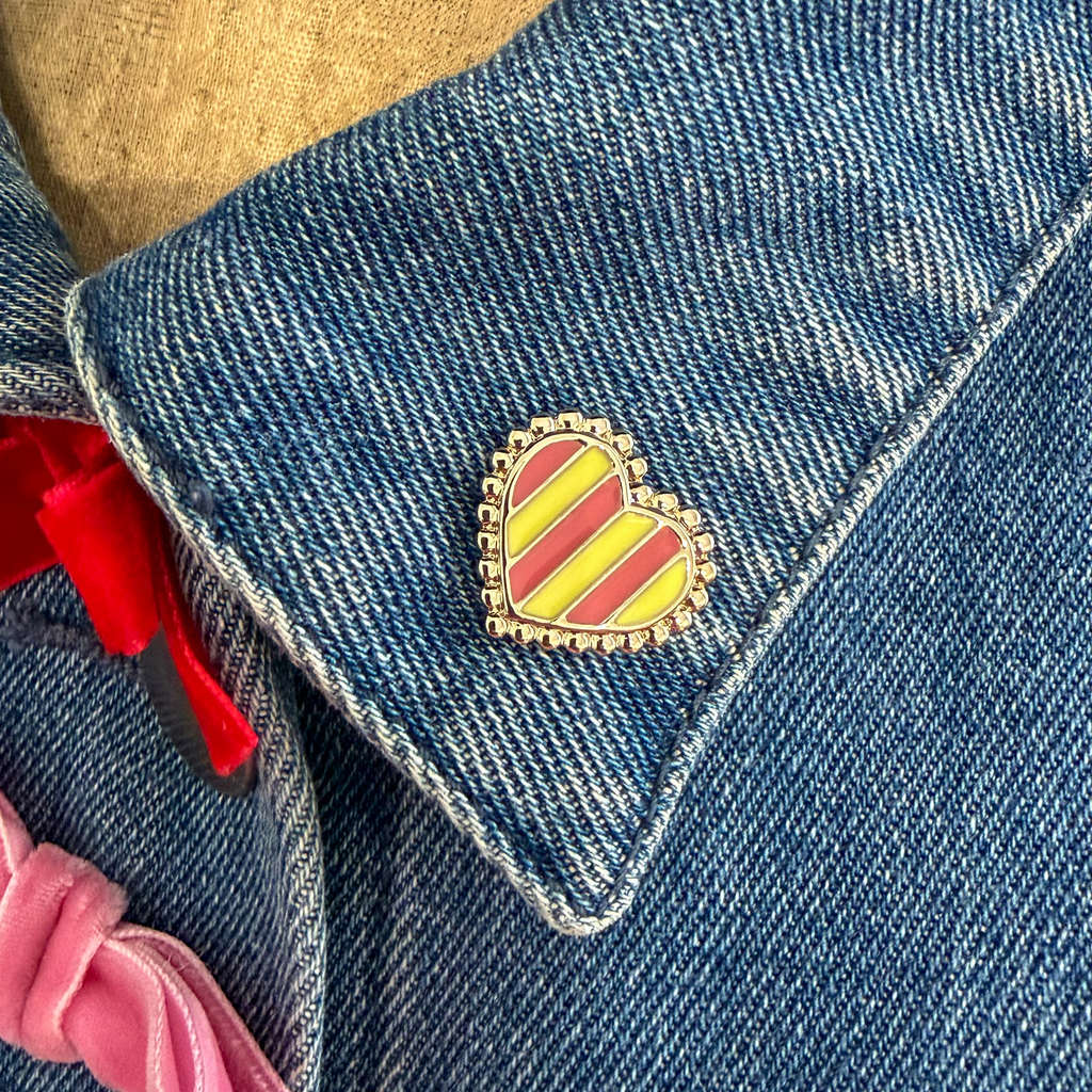 Pin's cœur rayé