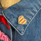 Pin's cœur rayé